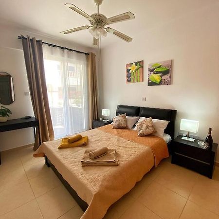 Cozy Poolside Apartment Paphos Eksteriør billede
