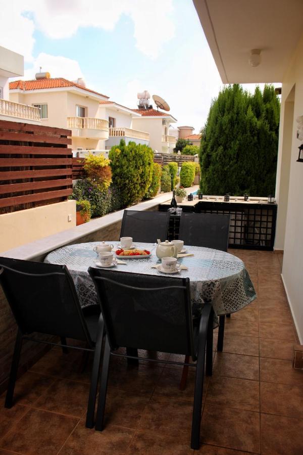 Cozy Poolside Apartment Paphos Eksteriør billede
