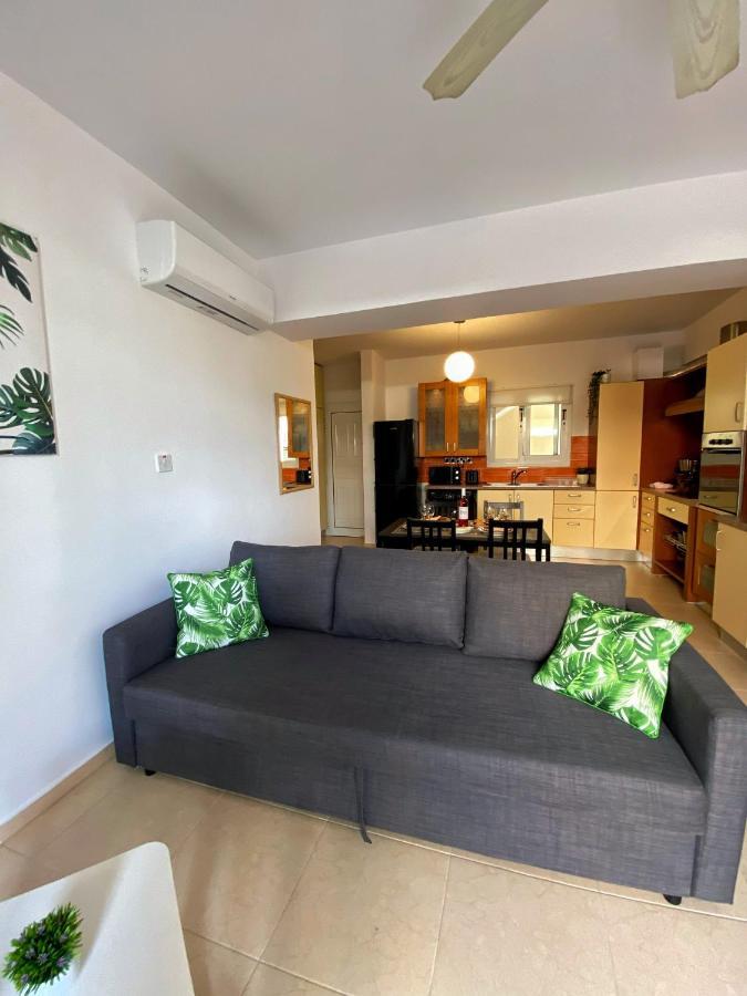 Cozy Poolside Apartment Paphos Eksteriør billede