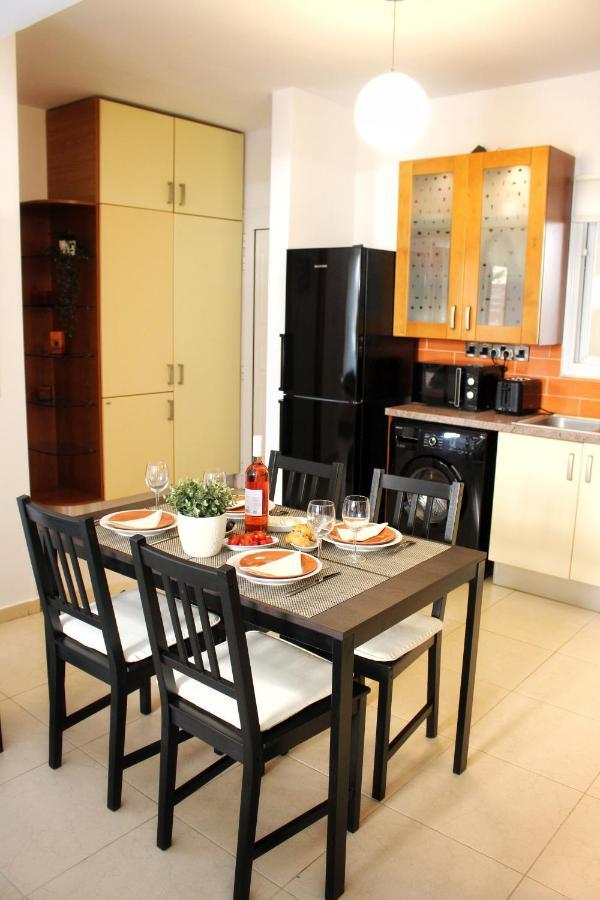 Cozy Poolside Apartment Paphos Eksteriør billede